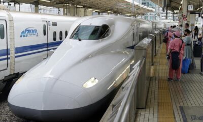 Fotografía de archivo que muestra un tren bala Tokaido Shinkansen que llega a la estación de tren de Tokio. EFE/EPA/KIMIMASA MAYAMA