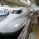 Fotografía de archivo que muestra un tren bala Tokaido Shinkansen que llega a la estación de tren de Tokio. EFE/EPA/KIMIMASA MAYAMA