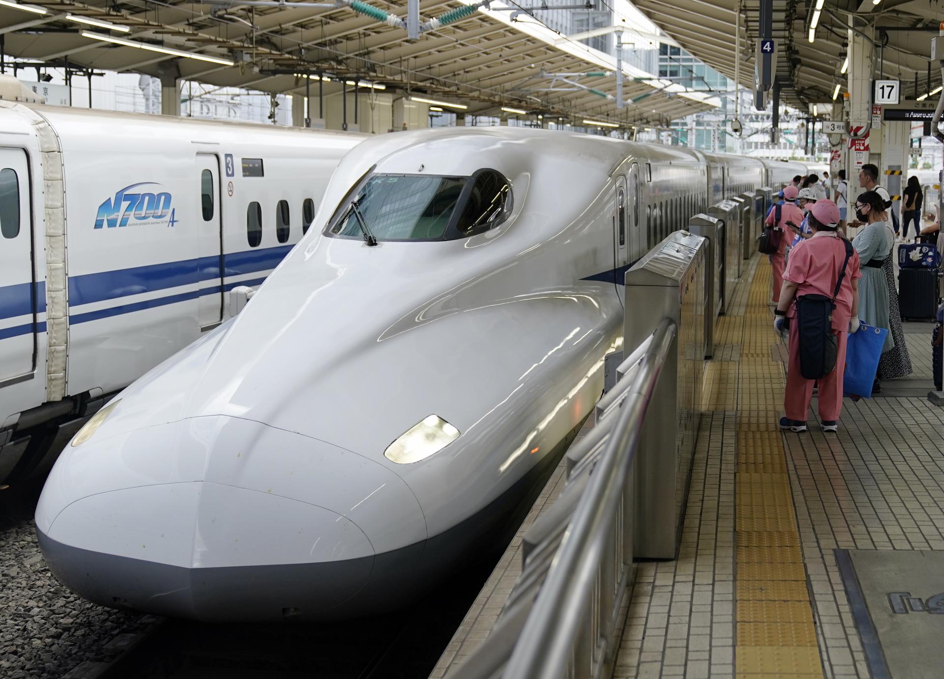 Fotografía de archivo que muestra un tren bala Tokaido Shinkansen que llega a la estación de tren de Tokio. EFE/EPA/KIMIMASA MAYAMA