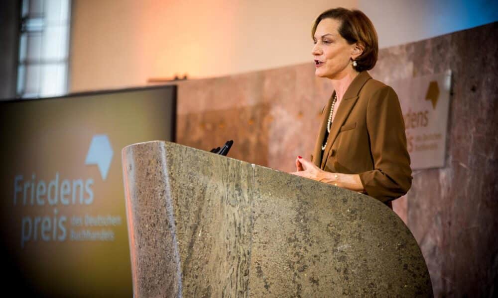 La historiadora, ensayista y periodista polaco-estadounidense Anne Applebaum habla en la ceremonia de entrega del Premio de la Paz de los Libreros Alemanes, en Fráncfort, Alemania, el 20 de octubre de 2024. EFE/EPA/ENRICO SAUDA / POOL