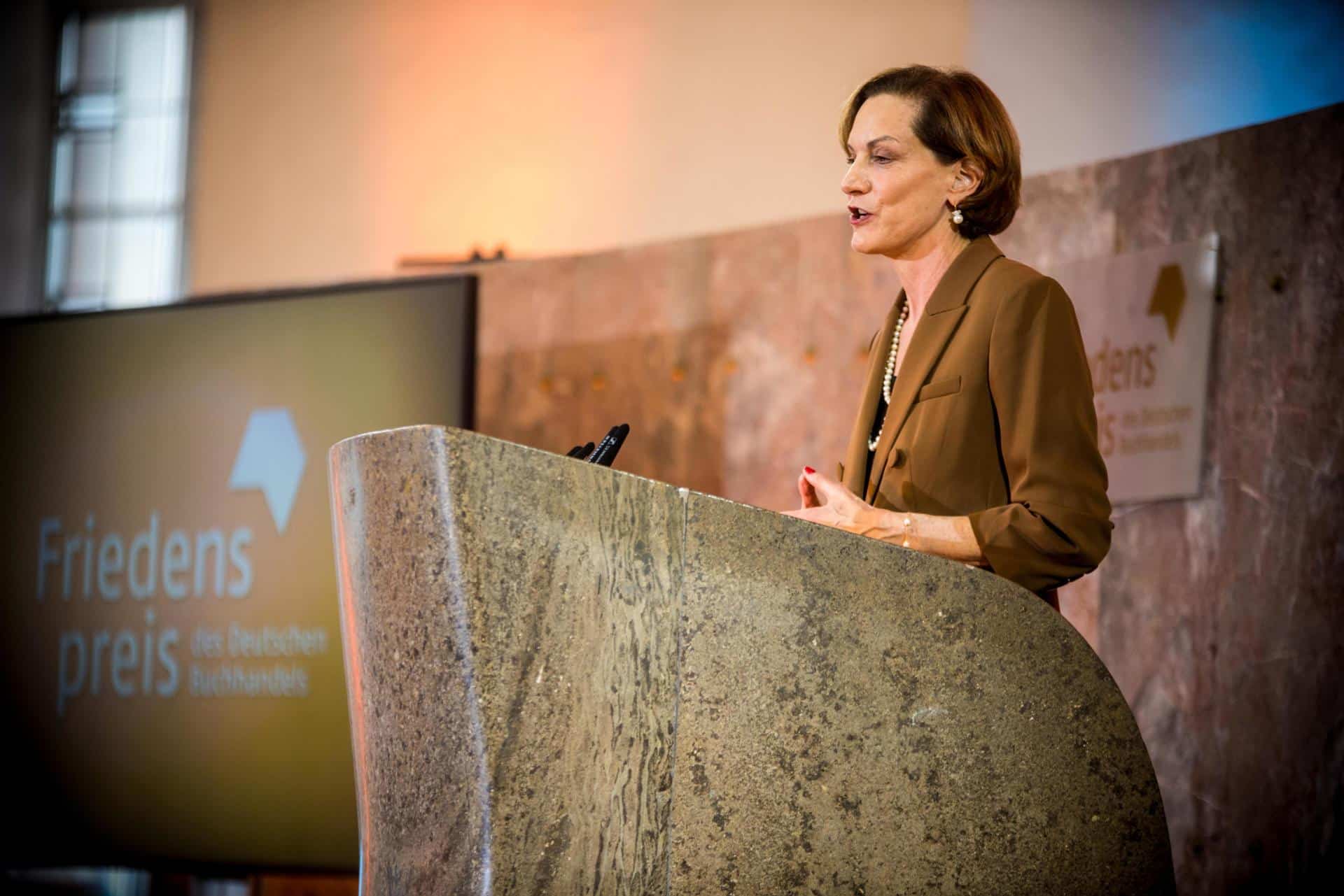 La historiadora, ensayista y periodista polaco-estadounidense Anne Applebaum habla en la ceremonia de entrega del Premio de la Paz de los Libreros Alemanes, en Fráncfort, Alemania, el 20 de octubre de 2024. EFE/EPA/ENRICO SAUDA / POOL