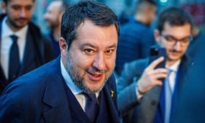 El vicepresidente del Gobierno italiano y líder de la ultraderechista Liga, Mateo Salvini, al llegar este jueves a la primera reunión del grupo de 'Patriotas por Europa', en Bruselas. EFE/EPA/OLIVIER MATTHYS