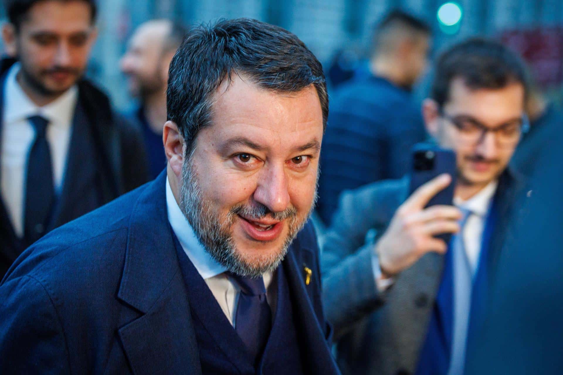 El vicepresidente del Gobierno italiano y líder de la ultraderechista Liga, Mateo Salvini, al llegar este jueves a la primera reunión del grupo de 'Patriotas por Europa', en Bruselas. EFE/EPA/OLIVIER MATTHYS