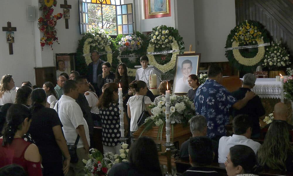 Familiares y seres queridos participan este lunes en el funeral de Alejandro Arcos Catalán, alcalde de Chilpancingo, asesinado el pasado domingo en el estado de Guerrero (México). EFE/José Luis de la Cruz