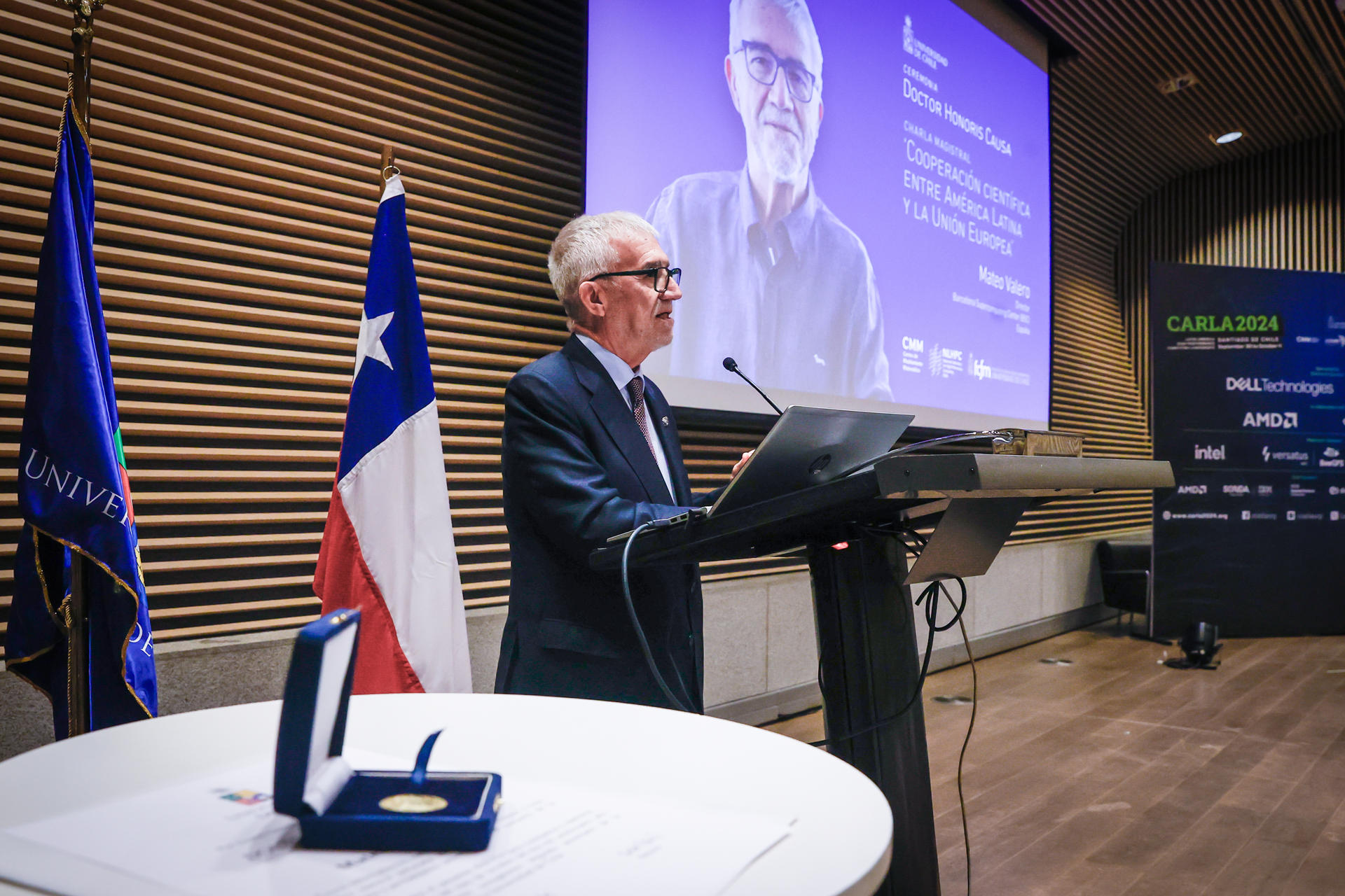 Fotografía cedida por la Universidad de Chile del profesor e ingeniero español, Mateo Varela, hablando durante una charla este miércoles, en la Universidad de Chile, en Santiago (Chile). EFE/ Felipe Poga / Universidad De Chile