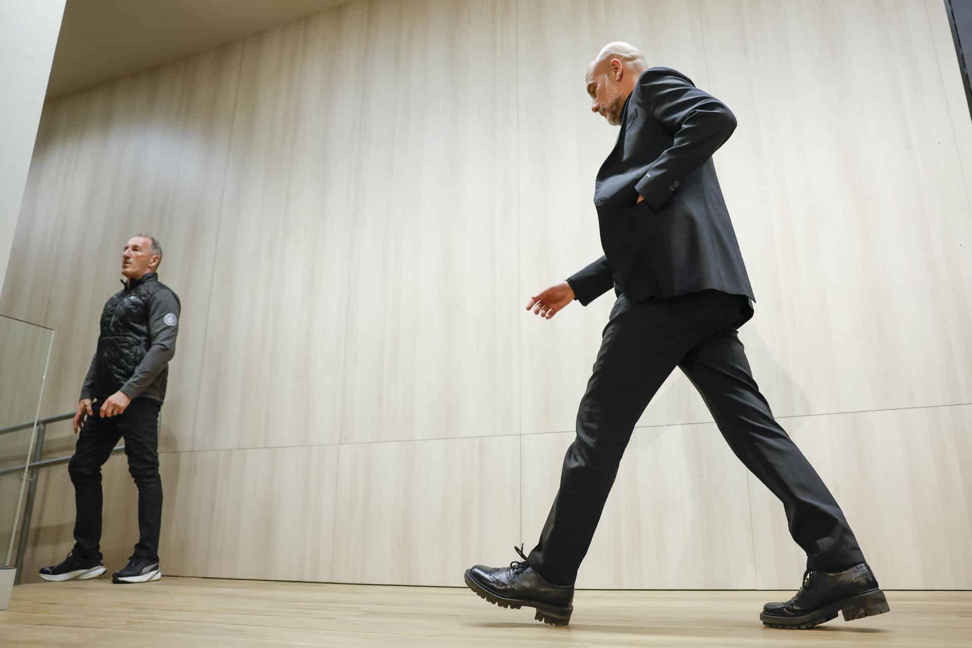 El entrenador del Manchester City, Pep Guardiola (d), y el director deportivo del club, Txiki Begiristain (i), abandonan una rueda de prensa en el Estadio Santiago Bernabéu, la pasada temporada en Liga de Campeones. EFE/JuanJo Martín/Archivo