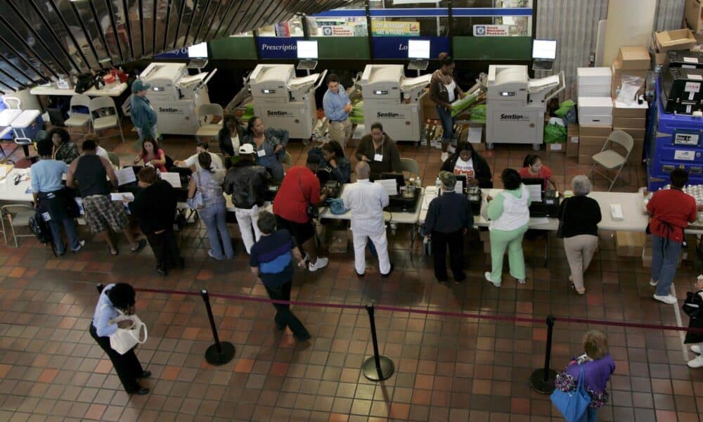 Fotografía de archivo del 27 de octubre de 2024 en donde se ven residentes en el condado de Miami-Dade que esperan para depositar su voto en las votaciones anticipadas de las elecciones estadounidenses que se celebran en Miami, Florida. EFE/Gary i Rothstein