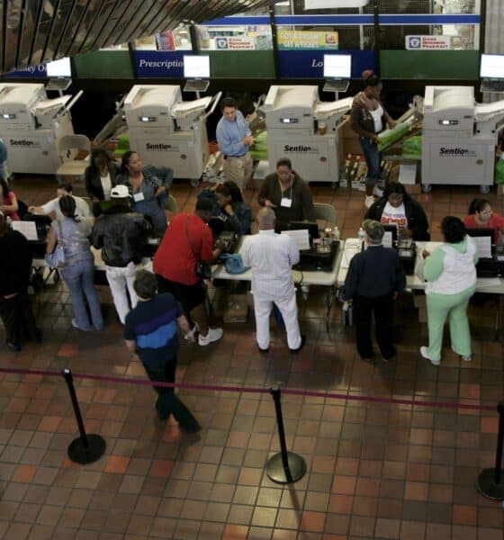 Fotografía de archivo del 27 de octubre de 2024 en donde se ven residentes en el condado de Miami-Dade que esperan para depositar su voto en las votaciones anticipadas de las elecciones estadounidenses que se celebran en Miami, Florida. EFE/Gary i Rothstein