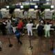 Fotografía de archivo del 27 de octubre de 2024 en donde se ven residentes en el condado de Miami-Dade que esperan para depositar su voto en las votaciones anticipadas de las elecciones estadounidenses que se celebran en Miami, Florida. EFE/Gary i Rothstein