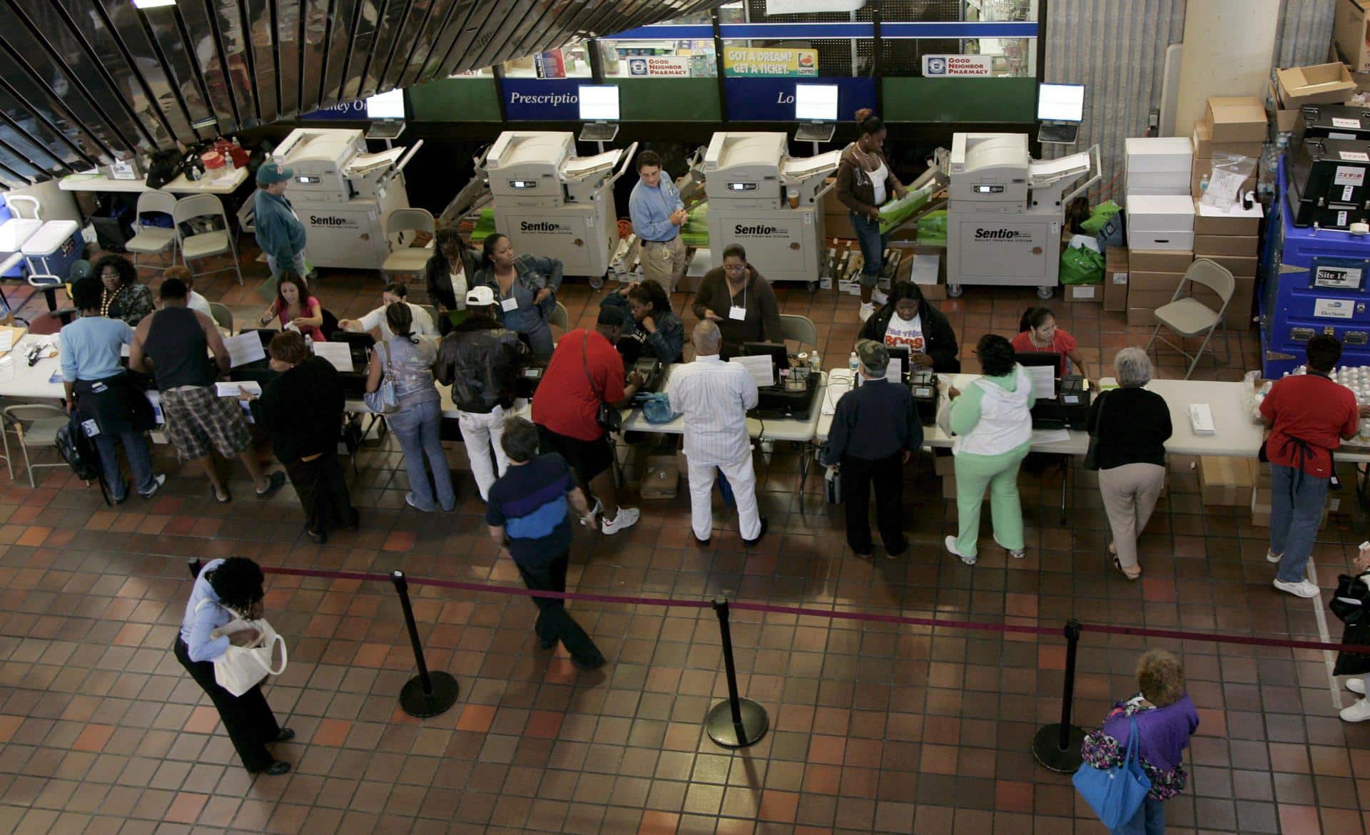 Fotografía de archivo del 27 de octubre de 2024 en donde se ven residentes en el condado de Miami-Dade que esperan para depositar su voto en las votaciones anticipadas de las elecciones estadounidenses que se celebran en Miami, Florida. EFE/Gary i Rothstein