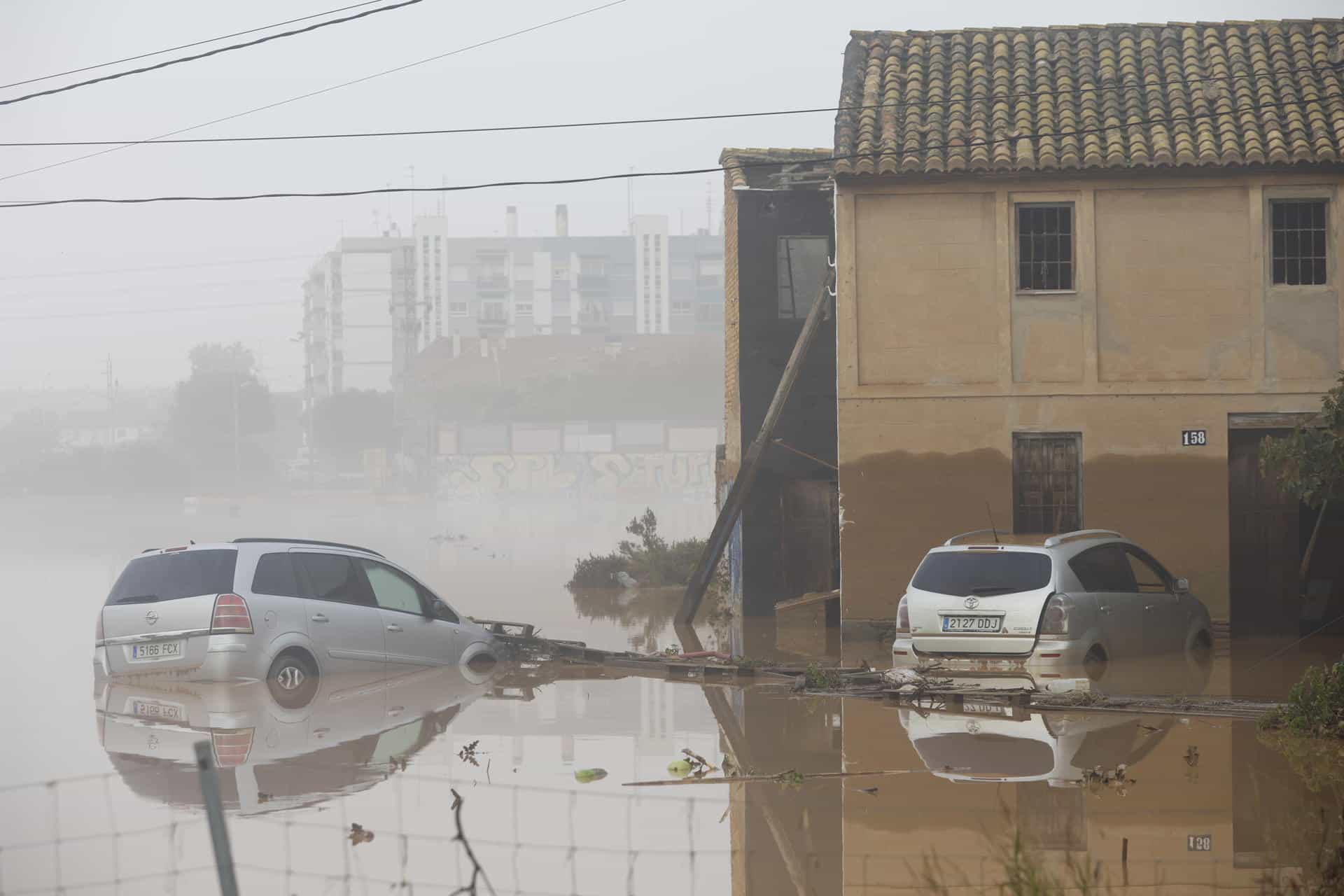 Vista general de una alquería en Sedaví anegada a causa de las lluvias torrenciales de las últimas horas. EFE/Miguel Ángel Polo