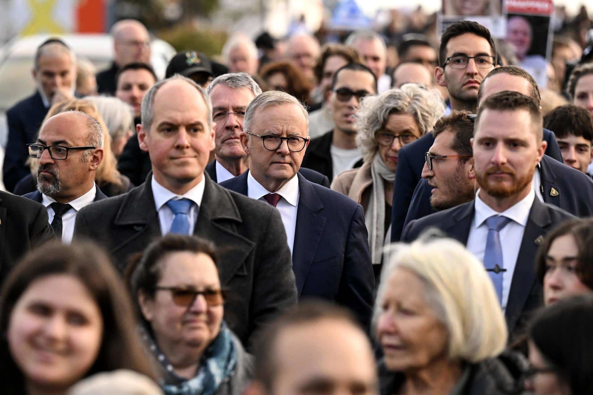 El primer ministro de Australia, Anthony Albanese (centro), durante un acto con la comunidad judía en el país en recuerdo del aniversario del ataque de Hamás contra poblaciones del sur de Israel.
EFE/EPA/JAMES ROSS NO ARCHIVING AUSTRALIA AND NEW ZEALAND OUT