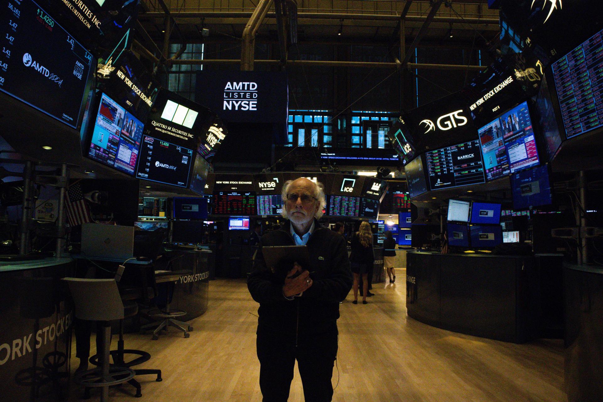 Fotografía de archivo de un trabajador en la Bolsa de Nueva York(EE.UU.). EFE/EPA/JOHN TAGGART