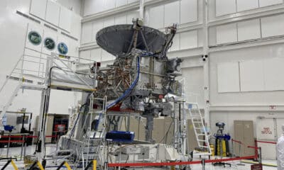 Fotografía de archivo del 11 de abril donde se muestra la nave espacial Europa Clipper desplegada en el Laboratorio de Propulsión a Chorro de la NASA en Pasadena, California (EE.UU.). EFE/Ana Milena Varón