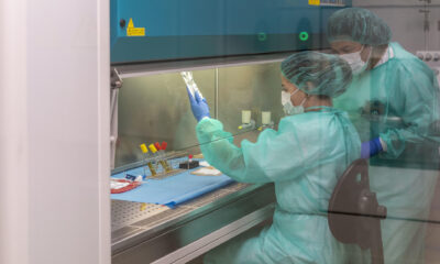 Fotografía de archivo que muestra a dos mujeres mientras trabajan en un laboratorio. EFE/ Román G. Aguilera