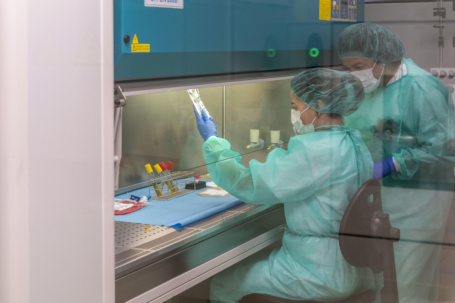 Fotografía de archivo que muestra a dos mujeres mientras trabajan en un laboratorio. EFE/ Román G. Aguilera