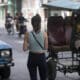 Fotografía de archivo en donde se ve a una mujer que espera un taxi en La Habana (Cuba). EFE/ Yander Zamora