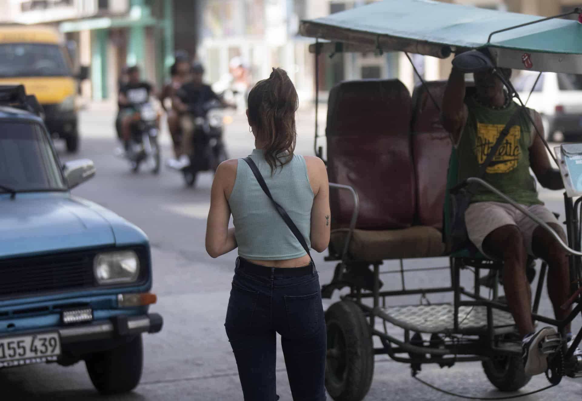 Fotografía de archivo en donde se ve a una mujer que espera un taxi en La Habana (Cuba). EFE/ Yander Zamora