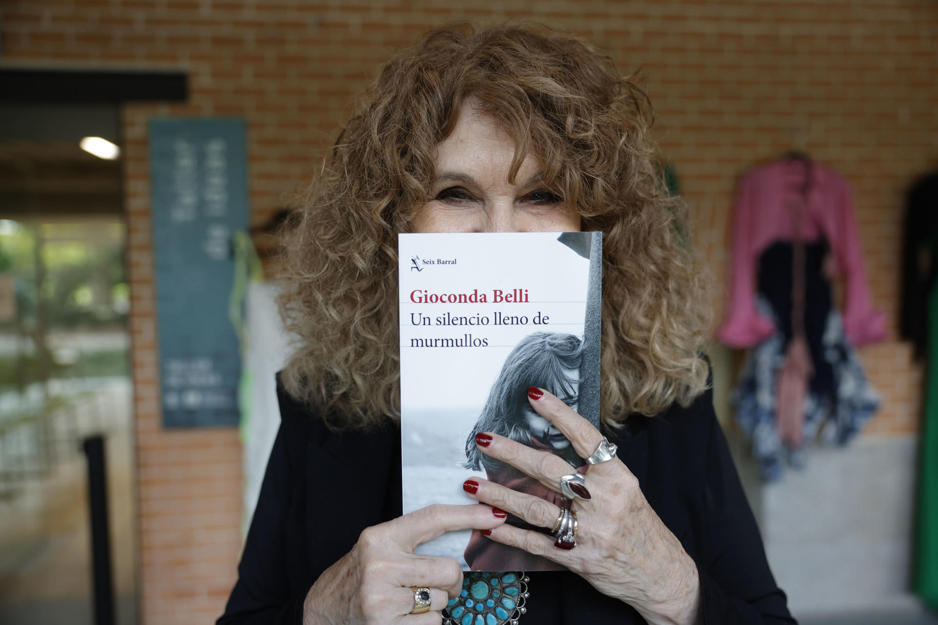 La nicaragüense Gioconda Belli presenta en rueda de prensa su nueva novela 'Un silencio lleno de murmullos', en Madrid. EFE/ Zipi Aragon