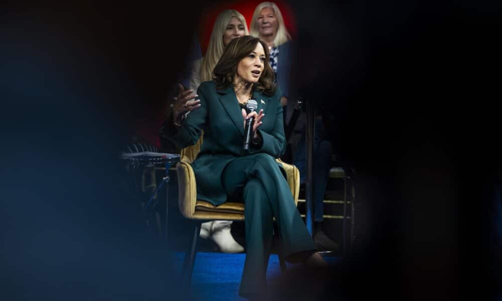 La vicepresidenta estadounidense y candidata demócrata a las elecciones, Kamala Harris, debate con la excongresista republicana Liz Cheney, durante un evento de la campaña electoral celebrado este lunes en Malvern, Pensilvania. EFE/JIM LO SCALZO