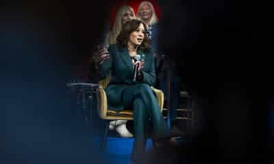 La vicepresidenta estadounidense y candidata demócrata a las elecciones, Kamala Harris, debate con la excongresista republicana Liz Cheney, durante un evento de la campaña electoral celebrado este lunes en Malvern, Pensilvania. EFE/JIM LO SCALZO