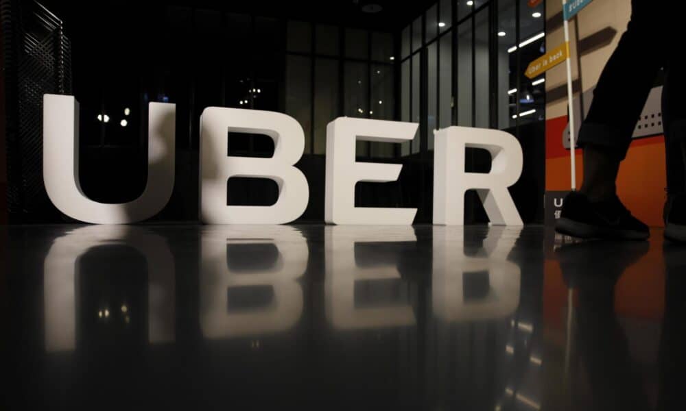 Fotografía de archivo del 13 de abril de 2017 del logo de Uber durante una rueda de prensa enTaipei (Taiwán). No, no es propiamente que la plataforma estadounidense implemente otra modalidad de transporte, pero sí estaría planeando ponerse un par de alas y volar. EFE/Ritchie B. Tongo