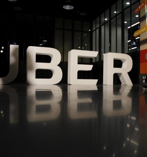 Fotografía de archivo del 13 de abril de 2017 del logo de Uber durante una rueda de prensa enTaipei (Taiwán). No, no es propiamente que la plataforma estadounidense implemente otra modalidad de transporte, pero sí estaría planeando ponerse un par de alas y volar. EFE/Ritchie B. Tongo