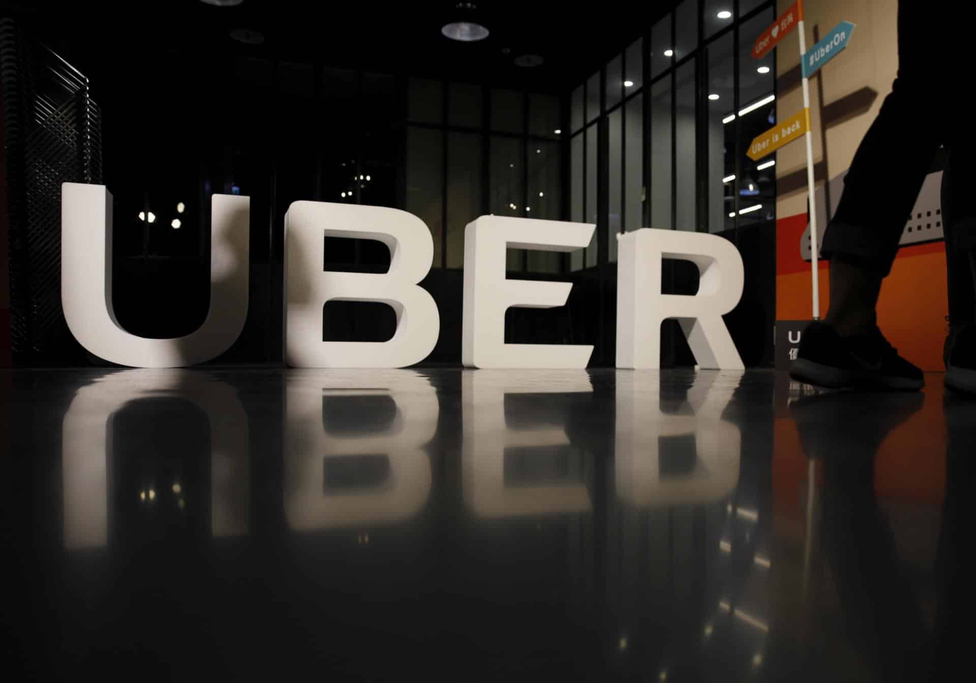 Fotografía de archivo del 13 de abril de 2017 del logo de Uber durante una rueda de prensa enTaipei (Taiwán). No, no es propiamente que la plataforma estadounidense implemente otra modalidad de transporte, pero sí estaría planeando ponerse un par de alas y volar. EFE/Ritchie B. Tongo