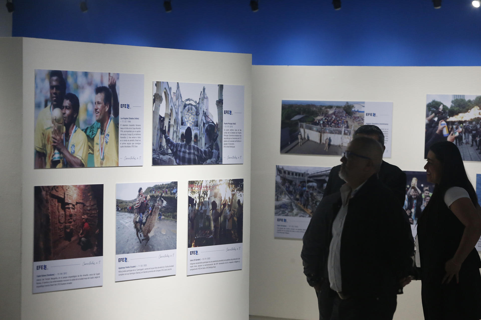 Personas visitan la exposición fotográfica 'EFE: 85 años conectados a ti' este miércoles, en el Museo Nacional de Antropología en San Salvador (El Salvador). EFE/ Javier Aparicio