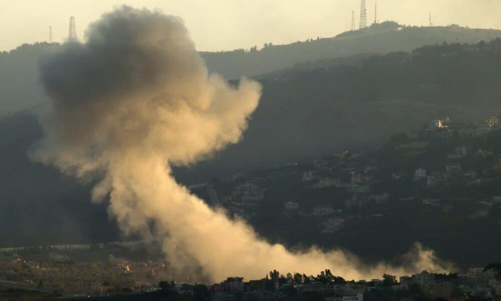 El humo se eleva tras un ataque militar israelí en la aldea de Kafr Kila, en el sur del Líbano, el 2 de octubre de 2024. EFE//STR