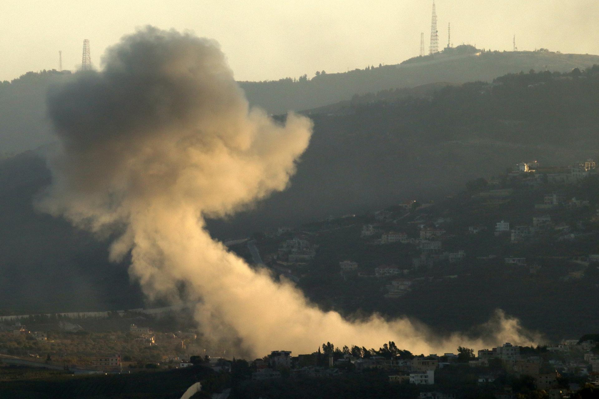 El humo se eleva tras un ataque militar israelí en la aldea de Kafr Kila, en el sur del Líbano, el 2 de octubre de 2024. EFE//STR