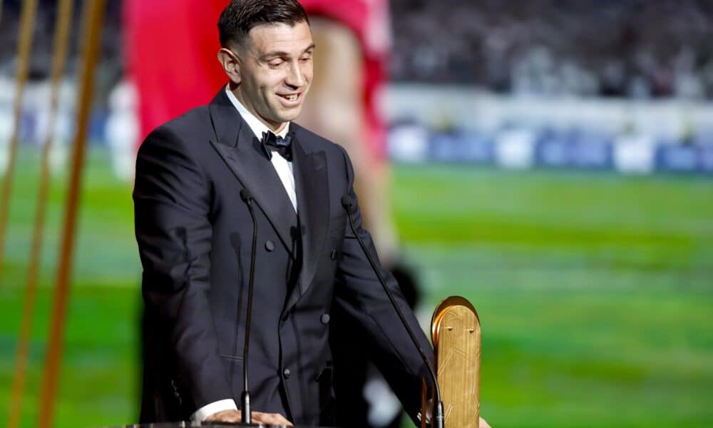 El portero argentino y del Aston Villa Emiliano Martínez recibe el Trofeo Yashin al mejor portero en la ceremonia del Balón de Oro 2024 en el Teatro du Chatelet en París, Francia, el 28 de octubre de 2024. EFE/EPA/MOHAMMED BADRA