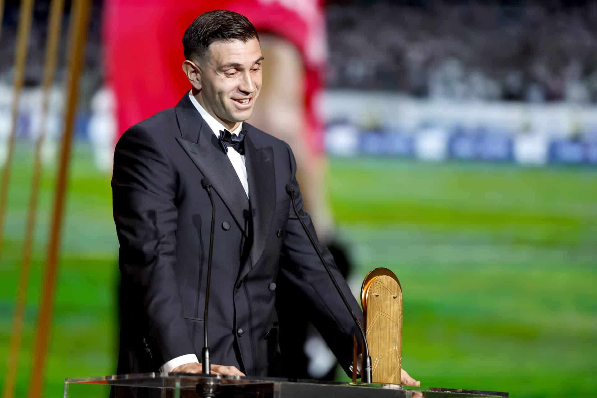 El portero argentino y del Aston Villa Emiliano Martínez recibe el Trofeo Yashin al mejor portero en la ceremonia del Balón de Oro 2024 en el Teatro du Chatelet en París, Francia, el 28 de octubre de 2024. EFE/EPA/MOHAMMED BADRA