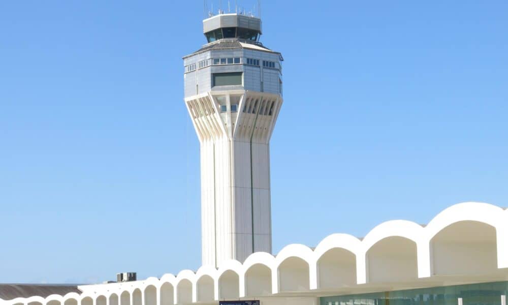 Imagen de archivo del ingreso y la torre de control del Aeropuerto Internacional Luis Muñoz Marín, de San Juan (Puerto Rico). EFE/Alfonso Rodríguez