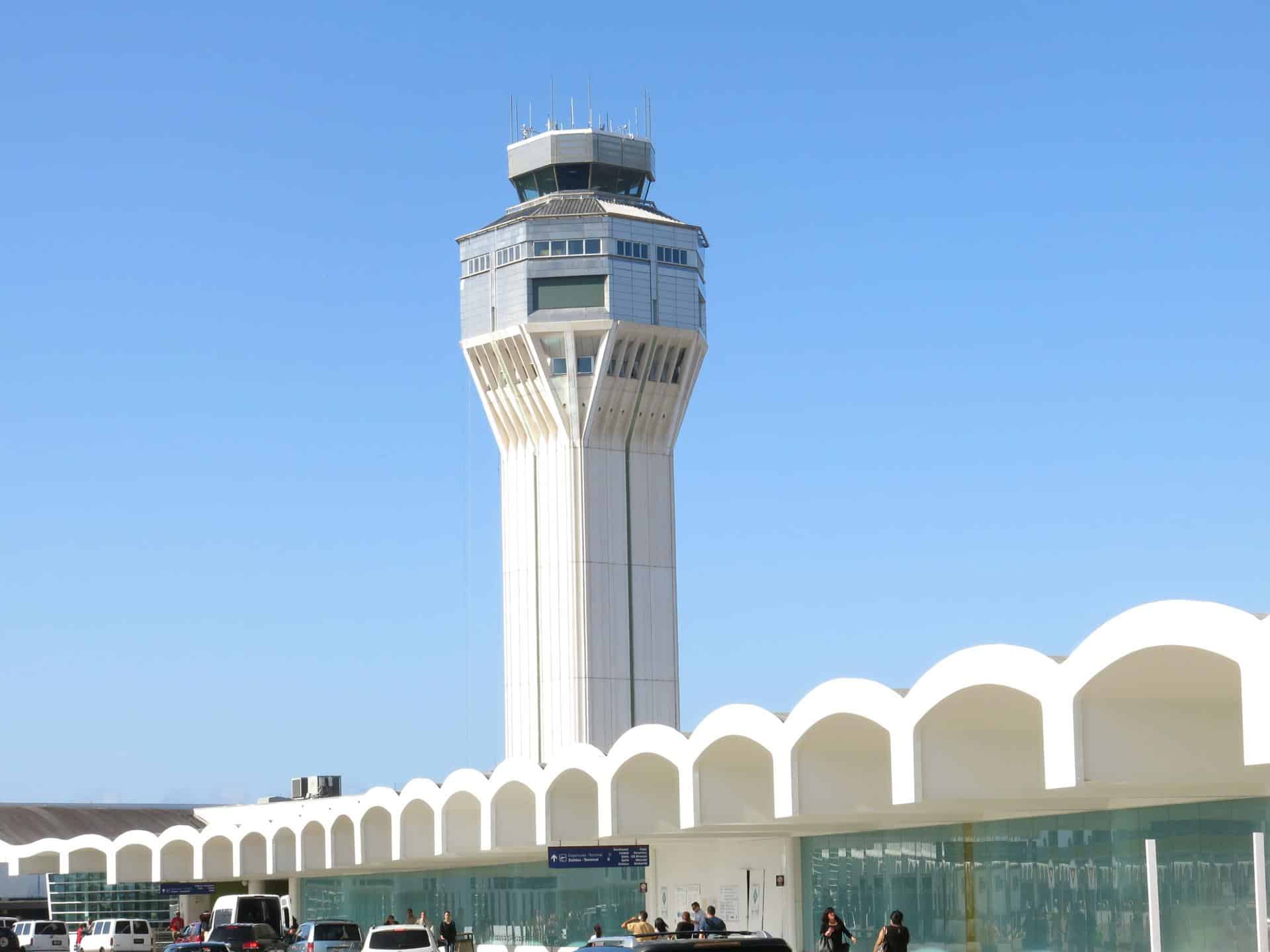 Imagen de archivo del ingreso y la torre de control del Aeropuerto Internacional Luis Muñoz Marín, de San Juan (Puerto Rico). EFE/Alfonso Rodríguez