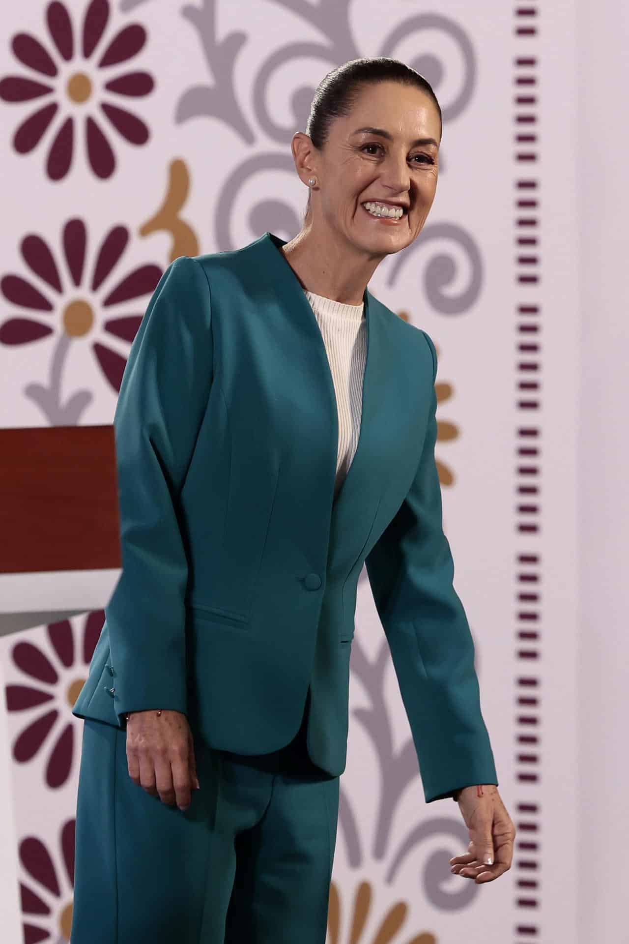 La presidenta de México Claudia Sheinbaum, habla este lunes durante una conferencia de prensa matutina en Palacio Nacional de la Ciudad de México (México). EFE/José Méndez