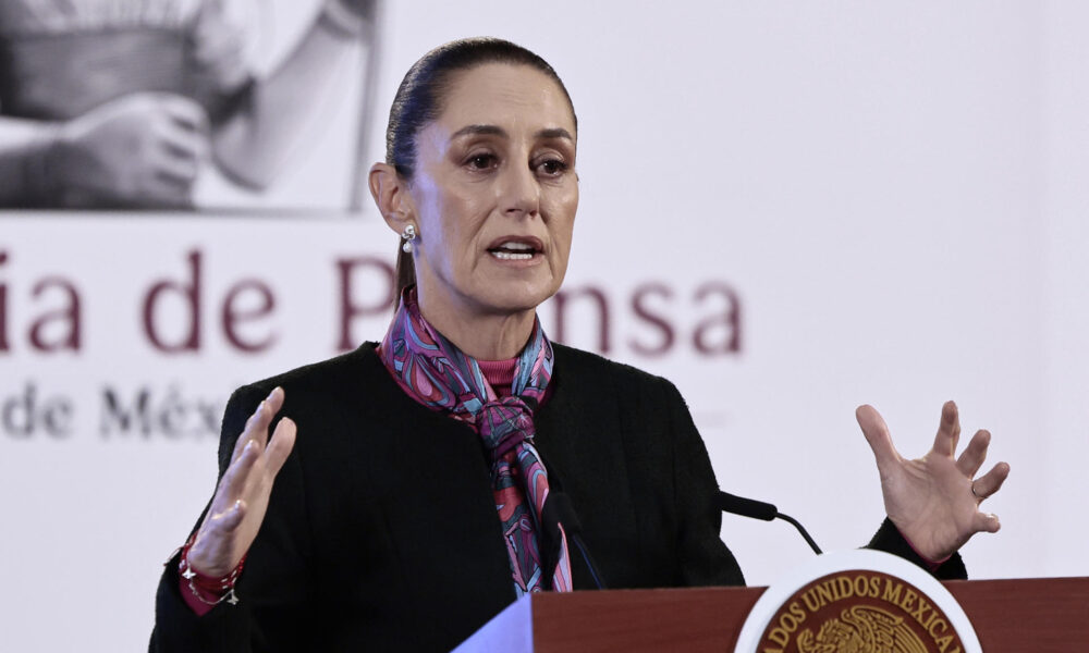 La presidenta de México, Claudia Sheinbaum, habla durante una conferencia de prensa este viernes, en el Palacio Nacional de la Ciudad de México (México). EFE/José Méndez