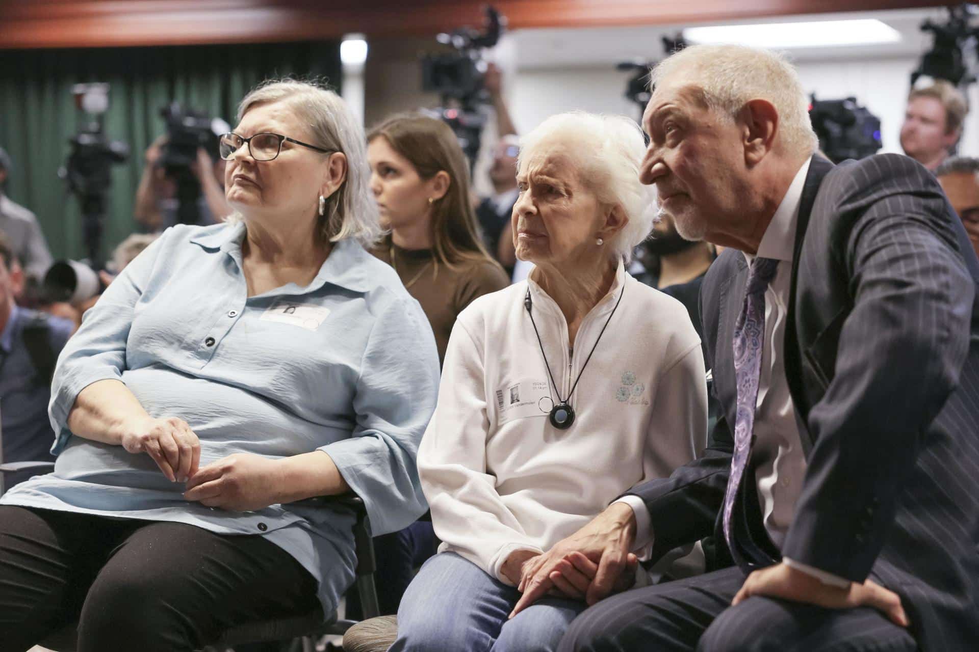 Diane Hernández (izq.) y Joan Vandermolen (centro), sobrina y hermana de Kitty Menéndez, durante una conferencia de prensa con el fiscal de distrito del condado de Los Ángeles, George Gascon, sobre Lyle y Erik Menéndez, quienes cumplen dos condenas consecutivas de cadena perpetua sin libertad condicional, en Los Ángeles, California, EE. UU., 24 de octubre de 2024. EFE/Allison