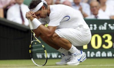 Rafael Nadal se duele de un tobillo durante su partido de cuarta ronda del torneo de tenis de Wimbledon contra el argentino Juan Martín Del Potro jugado en el All England Lawn Tennis Club de Londres, el 27 de junio de 2011. EFE/FELIPE TRUEBA