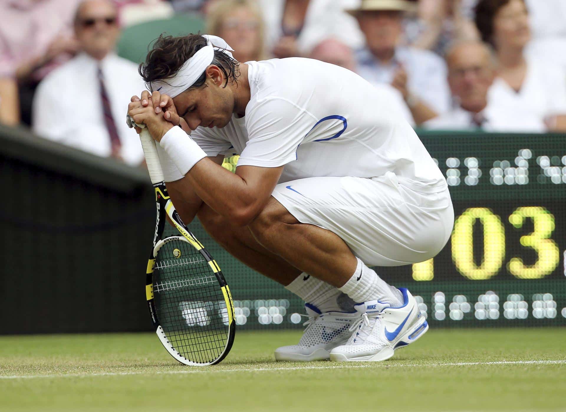 Rafael Nadal se duele de un tobillo durante su partido de cuarta ronda del torneo de tenis de Wimbledon contra el argentino Juan Martín Del Potro jugado en el All England Lawn Tennis Club de Londres, el 27 de junio de 2011. EFE/FELIPE TRUEBA