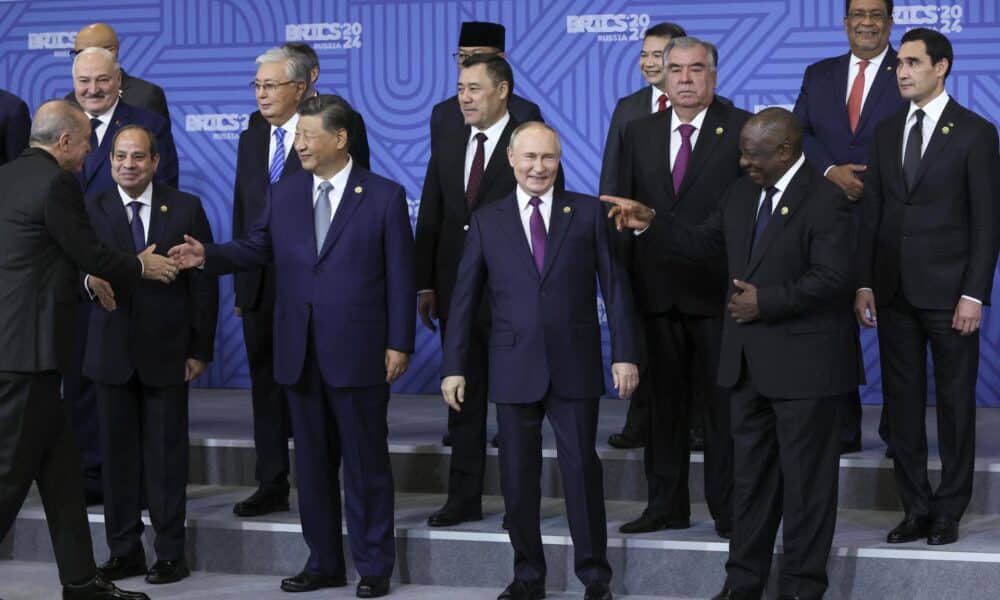 (De izq. a der., primera fila) El presidente turco, Recep Tayyip Erdogan, el presidente egipcio, Abdel Fattah al-Sisi, el presidente chino, Xi Jinping, el presidente ruso, Vladimir Putin, y el presidente sudafricano, Cyril Ramaphosa, así como otros participantes en la reunión BRICS+, posan para una foto familiar durante la cumbre BRICS en Kazán, Rusia, el 24 de octubre de 2024. EFE/EPA/MÁXIMO SHIPENKOV