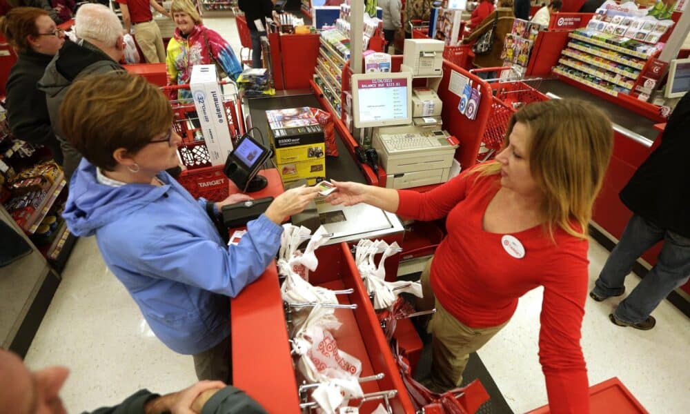 Fotografía de archivo que muestra a una cliente comprando en una tienda de la cadena Target en Queensbury de Nueva York, Estados Unidos. EFE/Andrew Gombert