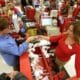 Fotografía de archivo que muestra a una cliente comprando en una tienda de la cadena Target en Queensbury de Nueva York, Estados Unidos. EFE/Andrew Gombert