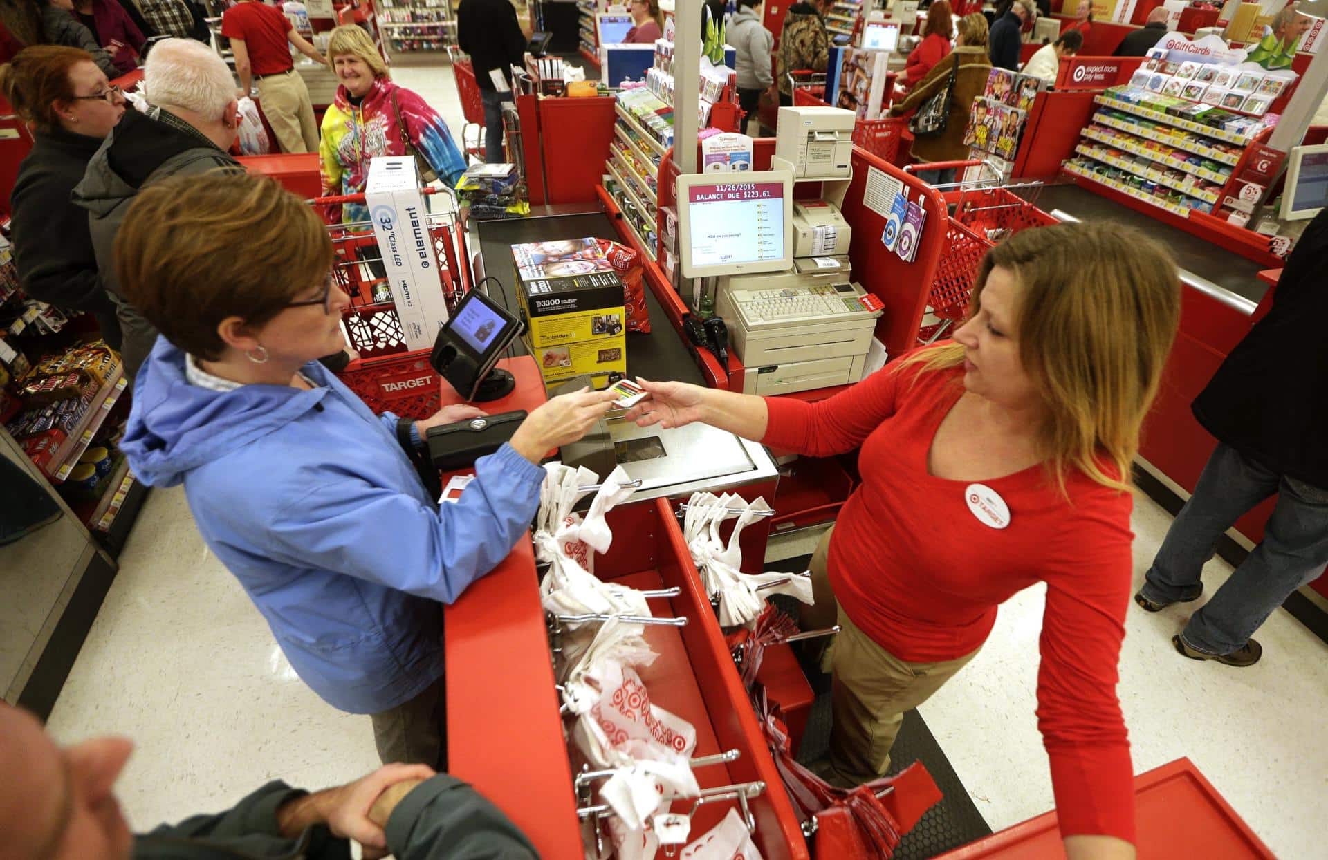 Fotografía de archivo que muestra a una cliente comprando en una tienda de la cadena Target en Queensbury de Nueva York, Estados Unidos. EFE/Andrew Gombert