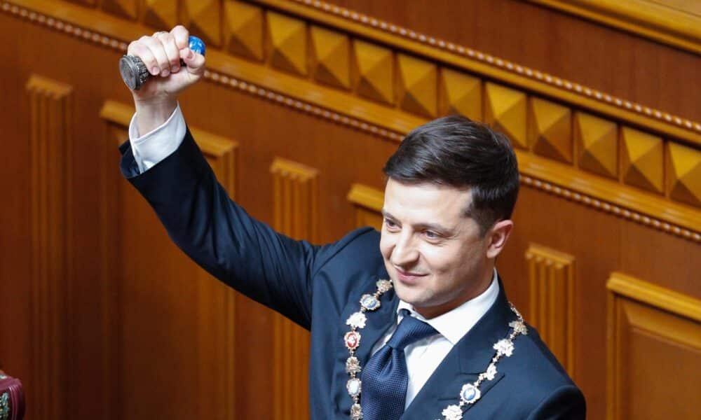 Foto archivo.El presidente de Ucrania, Vladímir Zelenski, muestra un sello, símbolo del poder del estado, durante su investidura. EFE/ Sergey Dolzhenko