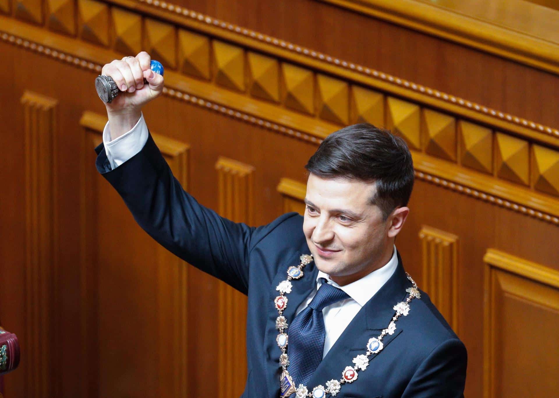 Foto archivo.El presidente de Ucrania, Vladímir Zelenski, muestra un sello, símbolo del poder del estado, durante su investidura. EFE/ Sergey Dolzhenko