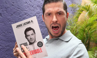 El influencer mexicano Jorge Lozano posa con su libro durante una entrevista con EFE este viernes en la Ciudad de México (México). EFE/Mario Guzmán