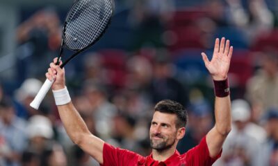 Novak Djokovic celebra la victoria en el partido de cuartos de final del torneo Masters 1000 de Shangai contra el checo Jakub Mensik. EFE/EPA/ALEX PLAVEVSKI