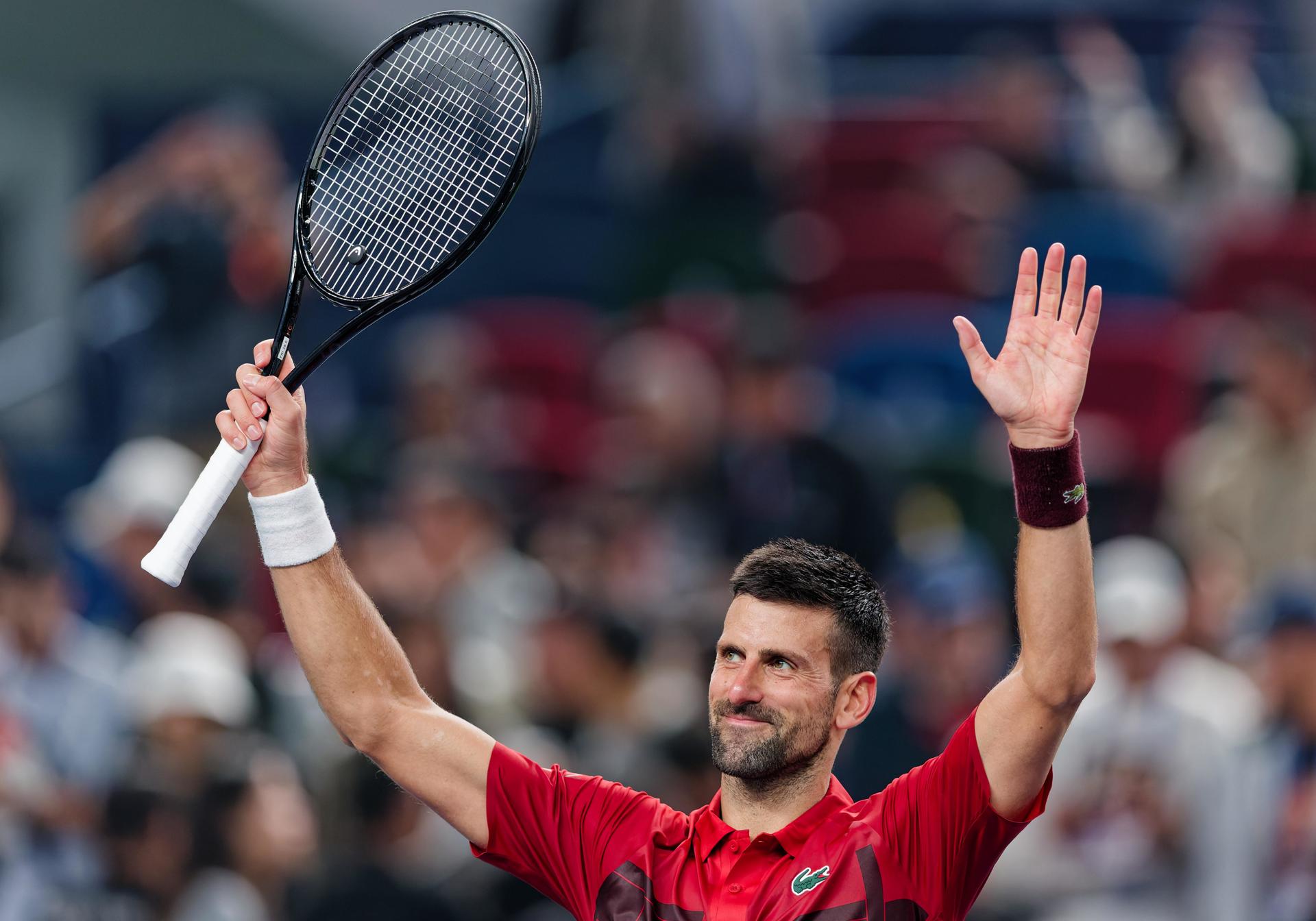 Novak Djokovic celebra la victoria en el partido de cuartos de final del torneo Masters 1000 de Shangai contra el checo Jakub Mensik. EFE/EPA/ALEX PLAVEVSKI