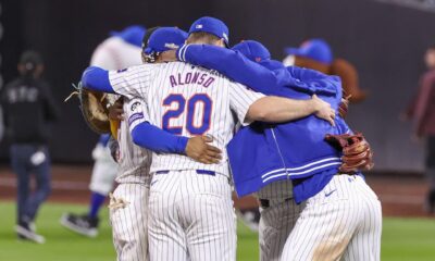 Jugadores de los Mets de Nueva York celebran este martes el triunfo por 7-2 sobre los Filis de Filadelfia que los dejan a un juego de ganar la Serie Divisional de la Liga Nacional. EFE/EPA/SARAH YENESEL